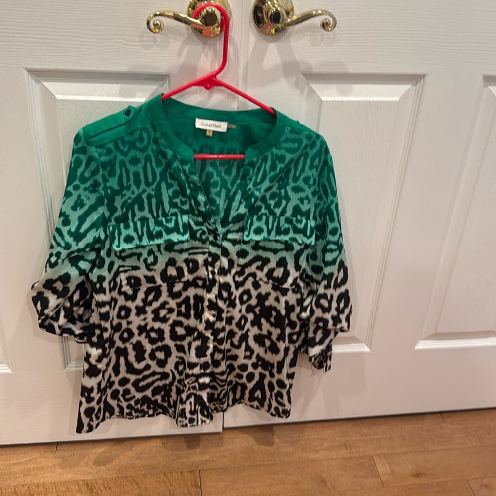 Calvin Klein in ombré blouse green leopard print